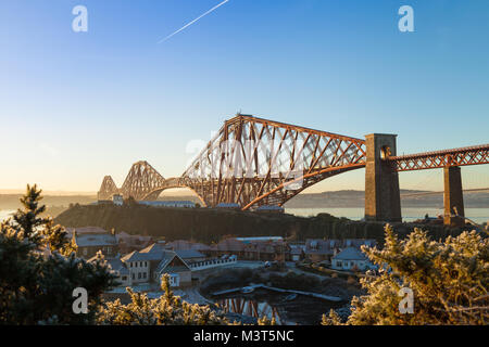 Il Forth Bridge la mattina presto dal North Queensferry Fife Scozia Scotland Foto Stock