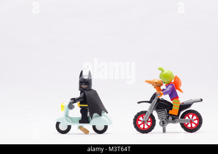 Lego killer moth equitazione dirt bike a caccia di batman scooter equitazione . isolato su sfondo bianco. Foto Stock