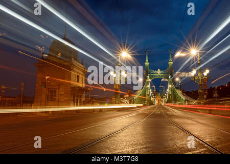 Vista prospettica del semaforo sentieri di notte. Ponte della Libertà, Budapest Foto Stock