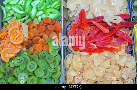 Frutta candita di scatole con kiwi arance lo zenzero per la vendita al mercato di frutta e verdura Foto Stock
