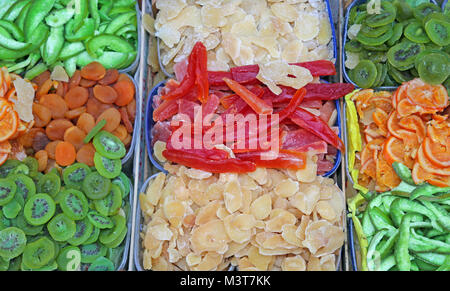 Frutta candita di scatole con kiwi arance per la vendita al mercato di frutta e verdura Foto Stock