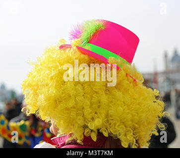 Curly-dai capelli parrucca bionda di un clown nel carnevale di Venezia Foto  stock - Alamy