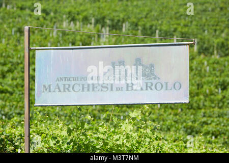 Marchesi di Barolo segno cantina e vigneti verde collina in una giornata di sole in Barolo, Italia Foto Stock