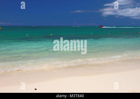 Zona balneare sulla spiaggia sabbiosa di tropici. Trou aux Biches, Mauritius Foto Stock