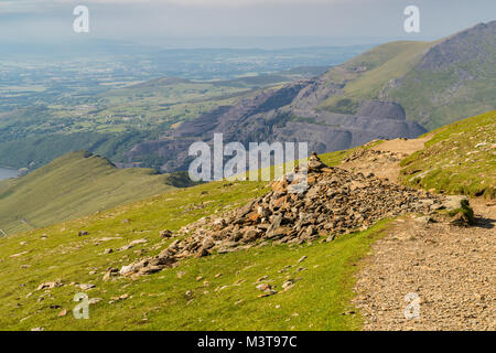 Scendendo dal Monte Snowdon sul percorso di Llanberis, Snowdonia, Gwynedd, Wales, Regno Unito - guardando verso nord in direzione di Llyn Padarn e Llanberis Foto Stock