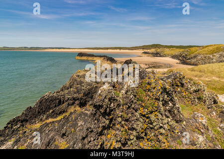 Bae Malltraeth vicino Llandwyn Bay di Anglesey, Gwynedd, Wales, Regno Unito Foto Stock