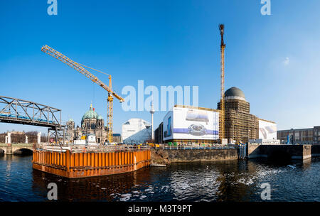 Visualizzare di nuovo la Berliner Schloss ( Berlino Palace) in costruzione sull'Isola dei Musei, la Museumsinsel, nel quartiere Mitte di Berlino, Germania Foto Stock