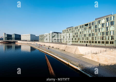 Vista del ministero federale dell'istruzione e della Ricerca (Bundesministerium fŸr Bildung und Forschung) su Kapelle Ufer accanto al fiume Sprea nel quartiere Mitte Foto Stock