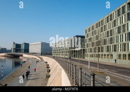 Vista del ministero federale dell'istruzione e della Ricerca (Bundesministerium fŸr Bildung und Forschung) su Kapelle Ufer accanto al fiume Sprea nel quartiere Mitte Foto Stock