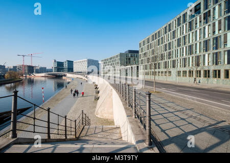 Vista del ministero federale dell'istruzione e della Ricerca (Bundesministerium fŸr Bildung und Forschung) su Kapelle Ufer accanto al fiume Sprea nel quartiere Mitte Foto Stock