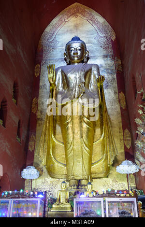 Bagan: Tempio di Ananda, statua di Budda - Gautama - ad ovest, , Mandalay Regione, Myanmar (Birmania) Foto Stock