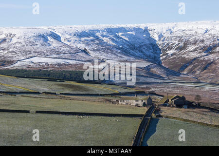 Isolato e agriturismo fattoria sul Pennine uplands in inverno Foto Stock