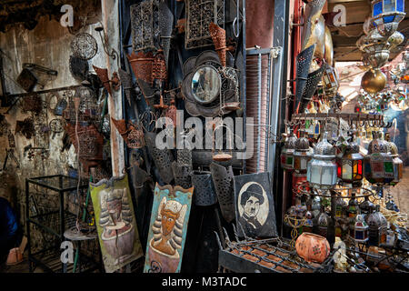 Lavoro di metallo sul mercato berbera a Marrakech, Marocco, Africa Foto Stock