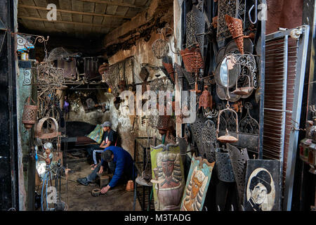 Lavoro di metallo sul mercato berbera a Marrakech, Marocco, Africa Foto Stock