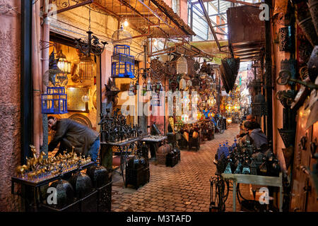 Lavoro di metallo sul mercato berbera a Marrakech, Marocco, Africa Foto Stock