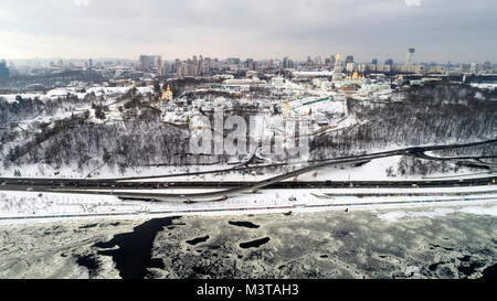 Vista aerea alla Kiev-Pechersk Lavra e patria monumento in inverno Foto Stock