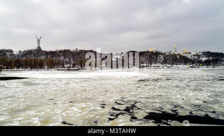 Vista aerea alla Kiev-Pechersk Lavra e patria monumento in inverno Foto Stock