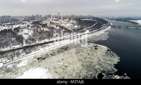 Vista aerea alla Kiev-Pechersk Lavra e patria monumento in inverno Foto Stock