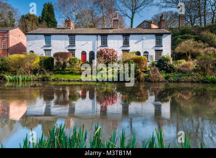 Belle casette bianche di Dell, Lymm, Cheshire, Inghilterra, Regno Unito Foto Stock