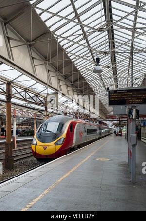 Vergine di un treno ad alta velocità presso la stazione di Crewe, Crewe, Cheshire, Inghilterra, Regno Unito