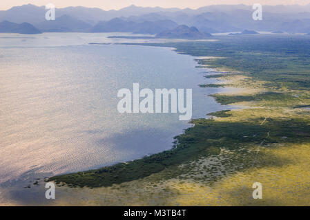 Vista dal piano sul Lago di Scutari durante il volo sopra il Montenegro Foto Stock