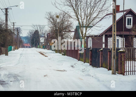 Case di legno lungo la strada nel villaggio Soce sulla cosiddetta Terra di ante aperte del sentiero, famosa per la tradizionale architettura in provincia di Podlaskie, Polonia Foto Stock