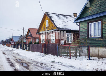 Case di legno lungo la strada nel villaggio Soce sulla cosiddetta Terra di ante aperte del sentiero, famosa per la tradizionale architettura in provincia di Podlaskie, Polonia Foto Stock