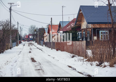 Case di legno lungo la strada nel villaggio Soce sulla cosiddetta Terra di ante aperte del sentiero, famosa per la tradizionale architettura in provincia di Podlaskie, Polonia Foto Stock