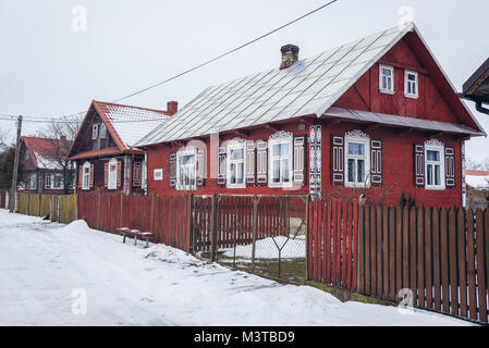 Case di legno lungo la strada nel villaggio Soce sulla cosiddetta Terra di ante aperte del sentiero, famosa per la tradizionale architettura in provincia di Podlaskie, Polonia Foto Stock