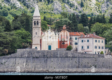 Chiesa di San Matteo in Dobrota cittadina sulla costa della Baia di Kotor, Mare Adriatico in Montenegro Foto Stock