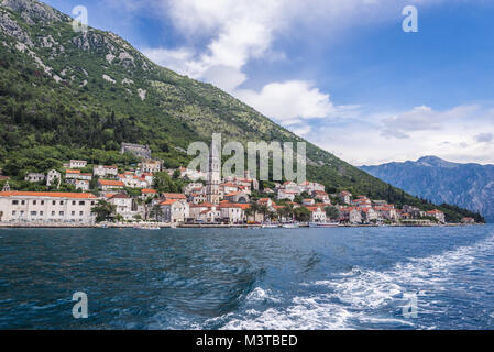 Perast città storica visto dalla Baia di Kotor sul Mare Adriatico in Montenegro Foto Stock