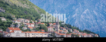 Perast città storica visto dalla Baia di Kotor sul Mare Adriatico in Montenegro Foto Stock