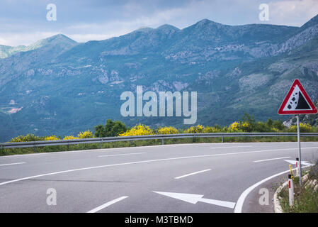 Le rocce che cadono firmare al percorso europeo E80/E65 oltre il mare Adriatico costa in Montenegro Foto Stock