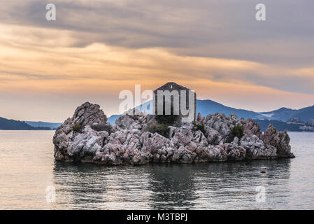 Isolotto roccioso nel Przno, piccolo villaggio sul mare Adriatico costa vicino a città di Budva Montenegro Foto Stock