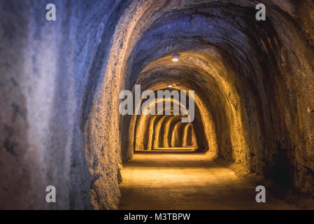 In Tunnel di Rafailovici località di villeggiatura, parte della cosiddetta Riviera di Budva sulla costa del Mare Adriatico in Montenegro Foto Stock