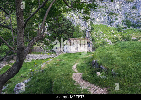 Strada alla piccola cappella di San Giovanni vicino San Giovanni Rocca sovrastante Cattaro città costiera, situata nella Baia di Kotor del Mare Adriatico, Montenegro Foto Stock