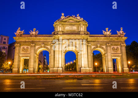 La Porta di Alcalá (Puerta de Alcala) è una delle antiche porte della città di Madrid, Spagna Foto Stock