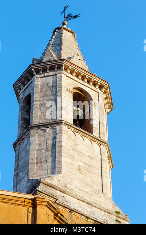 Campanile del Duomo di Pienza. Pienza italiano villaggio medievale, sito Patrimonio Mondiale dell'UNESCO, in provincia di Siena, Toscana, Italia. Foto Stock