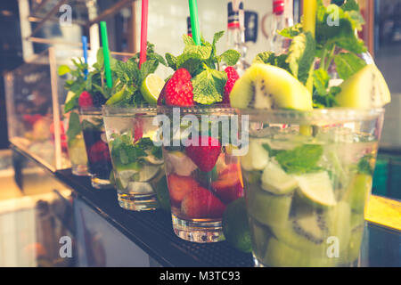 Cocktail e bevande rinfrescanti bevande del in Mercado San Miguel mercato, famoso mercato alimentare nel centro di Madrid Foto Stock