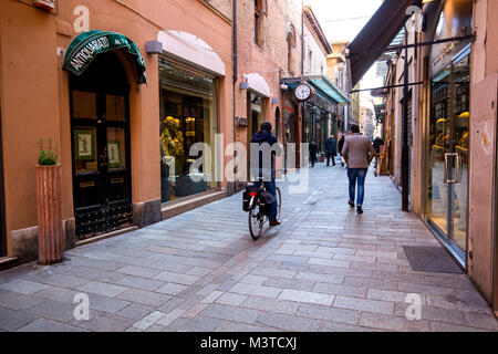 Moda Via Cairoli in Ravenna Italia Foto Stock