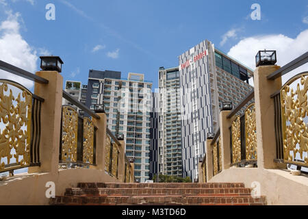 MALACCA, Malesia - Febbraio 05, 2018: bottom up vista del moderno Swiss Garden Hotel Il blue sky da ponte. Foto Stock