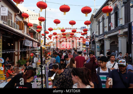 MALACCA, Malesia - Febbraio 03, 2018 : La Jonker mercato notturno è apertura. molti negozi di strada e la folla di persone Foto Stock