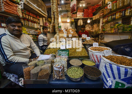 Frutta a guscio e frutta secca per la vendita nel Khari Baoli Spice Market, Vecchia Delhi, India Foto Stock