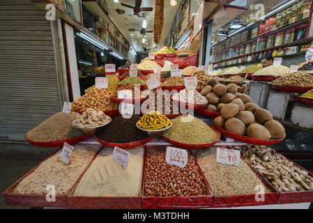 Frutta a guscio e frutta secca per la vendita nel Khari Baoli Spice Market, Vecchia Delhi, India Foto Stock