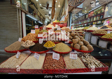 Frutta a guscio e frutta secca per la vendita nel Khari Baoli Spice Market, Vecchia Delhi, India Foto Stock