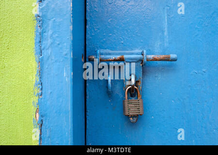 Vecchia serratura sulla porta ma la porta non viene aperta. Il verde e il blu parete. Foto Stock