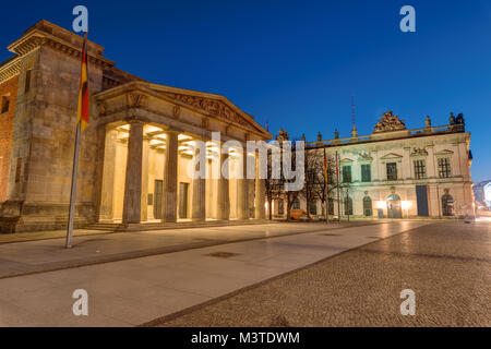 Il Neue Wache e il Museo Storico Tedesco a Berlino di notte Foto Stock