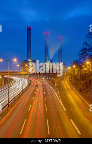 L'autostrada e la stazione di alimentazione di notte visto a Berlino, Germania Foto Stock