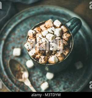 Riscaldamento invernale dolce bere cioccolata calda con marshmallows, quadrato ritaglia Foto Stock