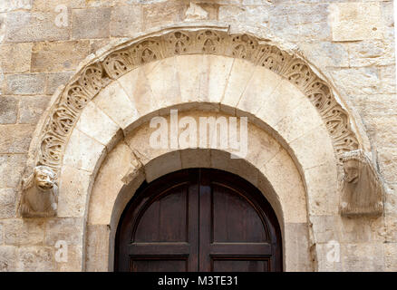 Close-up di architettura romanica cattedrale chiesa del portale. Bisceglie. La puglia. Italia Foto Stock